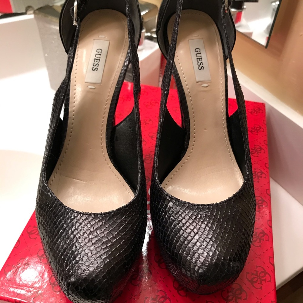 Guess Pumps - Picture 6 of 6